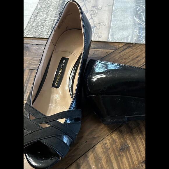 Dana Buchman 8M Low Wedge Heel Patent Leather Open Toe Black Shoe - Picture 1 of 2